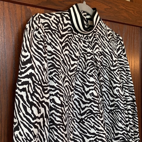 Hunter Bell printed silk Sydney top in size XS fits to Small. EUC - Picture 5 of 7